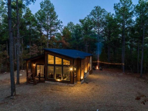 The Blaylock Cabin, 2 King, Hot Tub, Pet Friendly!